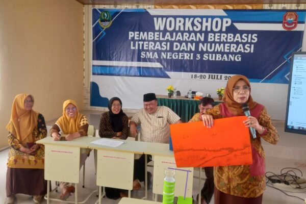 Hj. Rika Rachmita Sujatma, S.Pd.,M.M. - Workshop Literasi Numerasi SMAN 3 SUbang